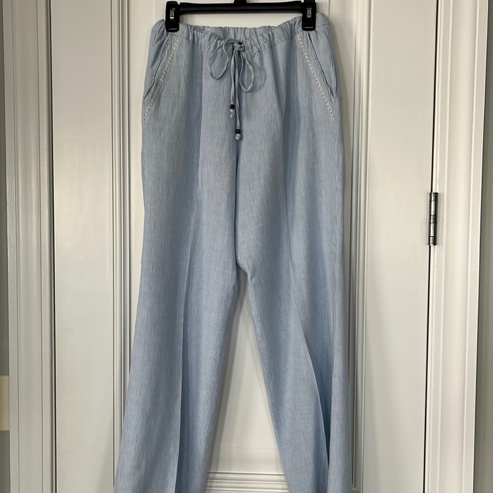 Cute Seersucker blu and white striped Nine West pants.